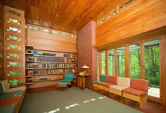 La sala de la casa Pope-Leighey en Alexandria, VA, diseñada por Wright.