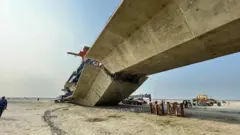 कोसी ब्रिज का हिस्सा गिरा