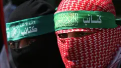 Abu Ubaida memakai kain merah untuk menutupi wajahnya.