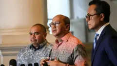 CEO Badan Pengelola Investasi (BPI) Daya Anagata Nusantara (Danantara) Rosan Roeslani (tengah) bersama Chief Investment Officer (CIO) Danantara Pandu Patria Sjahrir (kiri) dan Chief Operating Officer (COO) Danantara Dony Oskaria (kanan) 