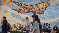 Penumpang menunggu keberangkatan di Bandara Soekarno-Hatta, Banten saat libur Lebaran Mei 2022