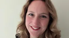 Foto de rosto de Claire Brown