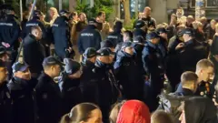 протест, протест на врачару, снс на врачару, полиција, протест код каленић пијаце, каленић пијаца, штандови снс