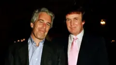 Джеффри Эпштейн и 51-летний миллиардер-девелопер Дональд Трамп в 1997 году