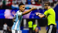El argentino Lautaro Martínez reclama al árbitro en un lance del Argentina-Egipto.