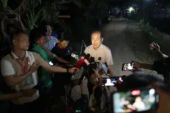 Phóng viên phỏng vấn ông Đoàn Tấn Bửu, Phó Chủ tịch UBND tỉnh Đồng Tháp về công tác cứu hộ hôm qua 04/01 