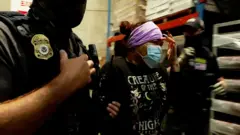 Mulher é presa em operação do ICE numa fábrica de Nebraska