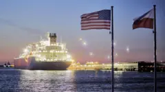 Газовоз із США в польському порту, на передньому плані два прапори - США і Польщі 