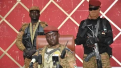 Captain Ibrahim Traoré, di military head of state of Burkina Faso flanked by teo army personell