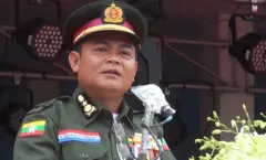 ရွှေကုက္ကိုမြိုင် အမှတ် ၃ တပ်နယ်မှာ ၂၀၁၃ ခုနှစ်တုန်းက ပြုလုပ်တဲ့ ၃ နှစ်မြောက်တပ်နှစ်ပတ်လည်နေ့မှာ မိန့်ခွန်းပြောကြားနေတဲ့ ဗိုလ်မှူးချုပ် စောချစ်သူ 