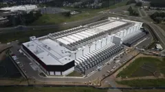 Una vista aérea de un gran centro de datos blanco que ocupa una manzana entera