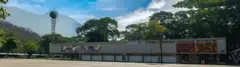 Vista de la plaza del rectorado y el reloj de la UCV