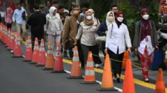 Pegawai Pemprov DKI Jakarta berjalan keluar saat jam pulang kerja di depan Balai Kota, Jakarta, Jumat (18/8/2023). 