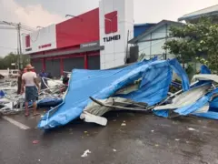 လေပြင်းကြောင့် လွင့်ကျလာတဲ့ အိမ်ခေါင်မိုး