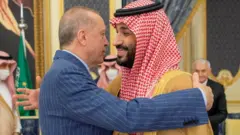 Recep Tayyip Erdogan oo Amiir Maxamed bin Salmaan kula kulmay booqasho uu ku tagay Sacuudiga, bishii April