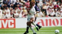 ক্রোয়েশিয়ার প্রাক্তন বিশ্বকাপ ফুটবলার ইগর স্টিমাচ (সাদা জার্সি পরিহিত) এখন ভারতের কোচ