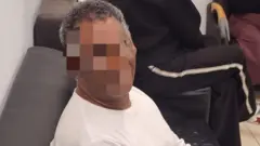 የተባረረው ኤርትራዊ ፊቱ ተሸፍኖ 