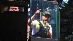 Abelardo de la Espriella durante um ato de campanha, usando colete à prova de balas e protegido por escudos blindados