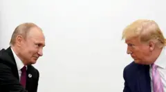 Президент США Дональд Трамп і президент Росії Володимир Путін на саміті лідерів G20 в Осаці, Японія, 28 червня 2019 року. Архівне фото