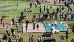 যুবভারতী স্টেডিয়ামে বিশৃঙ্খলার ছবি