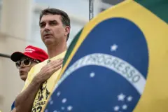 O senador Flávio Bolsonaro veste uma camiseta com a imagem de seu pai em manifestação durante o Dia da Independência, na praia de Copacabana, no Rio de Janeiro, em 7 de setembro de 2025