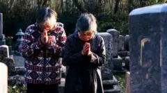 Mulheres em cemitério no Japão