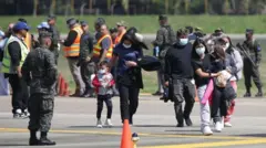 Oficiais verificam documentos de pessoas e famílias