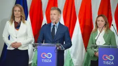 TISZA’nın başkan yardımcısı Agnes Forsthoffer (solda), TISZA lideri Peter Magyar (ortada) ve partinin yeni parlamento grup lideri Andrea Bujdosó (sağda) Budapeşte’de basın toplantısında konuştular