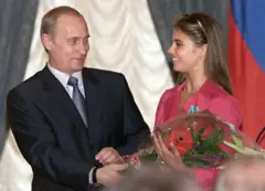 Владимир Путин дарит цветы Алине Кабаевой.