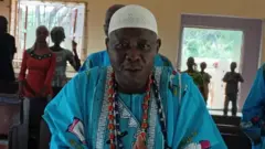 Kabiyesi ilu Aafin-Ilere Ọba Olanipekun wọ agbada alawọ buluu, o si de fila funfun