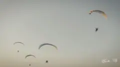 हमास अल-क़सम ब्रिगेड ने अपने लड़ाकों के पैराशूट से इसराइल में घुसने की यह तस्वीर जारी की है. 