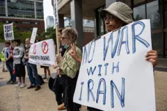 تظاهر محتجون أمام مبنى جون إف كينيدي الفيدرالي خلال احتجاج "لا للحرب مع إيران" في بوسطن، ماساتشوستس، في 26 يونيو 2025