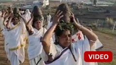 கோத்தர் பழங்குடியின பெண்களின் பாரம்பரிய மண் சுமக்கும் விழா