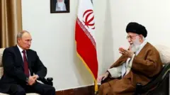 Reunião entre o presidente da Rússia, Vladimir Putin (esq.), e o líder supremo do Irã, o aiatolá Ali Khamenei, em Teerã (Irã), no dia 16 de outubro de 2007