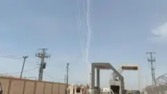 صورة تظهر دخاناً ناجماً عن قصف صاروخي على إسرائيل