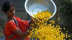 सरकारी आकडेवारीनुसार, भारतात संघटित आणि असंघटित क्षेत्रात जवळपास 50 कोटी कामगार काम करतात.