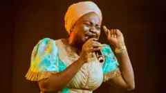 Yinka Alaseyori run ojo pọ nibi to ti n kọrin