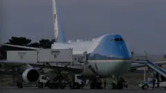 Um caminhão de serviço de bordo estacionado ao lado do antigo Air Force One antes da partida de Ancara