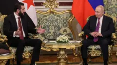 يستمع الرئيس الروسي فلاديمير بوتين (يمين) إلى الرئيس السوري أحمد الشرع خلال اجتماعهما في الكرملين بموسكو، روسيا، في 28 يناير/كانون الثاني 2026.