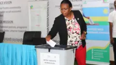 Umwe mu bahagarariye abaturage arimo gutora Abasenateri ku wa mbere