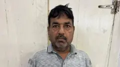 લલ્લા બિહારી અને તેના દીકરાની એક ફાઇલ તસ્વીર, ચંડોળા તળાવ, બાંગ્લાદેશી, અમદાવાદ, ડિમોલિશન, ગુજરાત, બીબીસી ગુજરાતી ન્યૂઝ