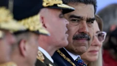 نمایی نزدیک از چهره مادورو و چند نظامی در کنار او