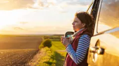 سيدة تنظر إلى الأفق