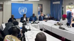 Uwuserukira Ubufaransa mw’ishirahamwe ONU, Nicolas de Rivière, ari mu kiganiro n'abamenyeshamakuru