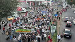 Yürüyüşe katılanlar, PKK lideri Abdullah Öcalan’ın posterini taşıdı