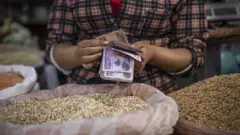 ገንዘብ ዝሓዘት ሰበይቲ