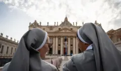 Duas freiras conversando em frente à Basílica de São Pedro, no Vaticano