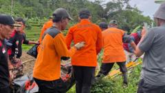 tim-sar-27-orang-masih-tertimbun-longsor-di-banjarnegara-dua-meninggal