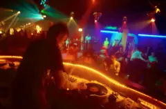 DJ နဲ့ နိုက်ကလပ်တခုရဲ့ အတွင်းပိုင်းမြင်ကွင်း