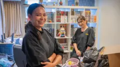 อิม-อิมยาดา เรือนภู่ (ซ้าย) และ วา-ปริยาภา ริ้วทอง (ขวา)